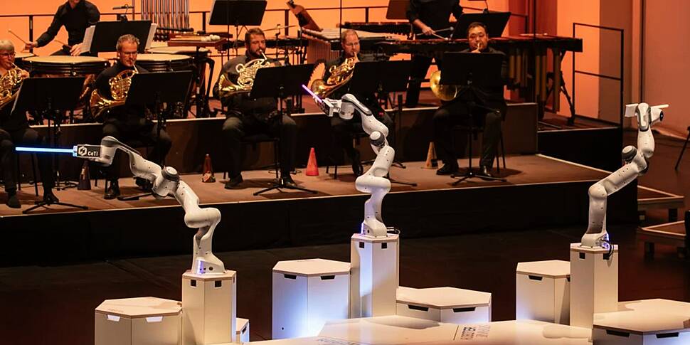 Three-armed robot conductor le...