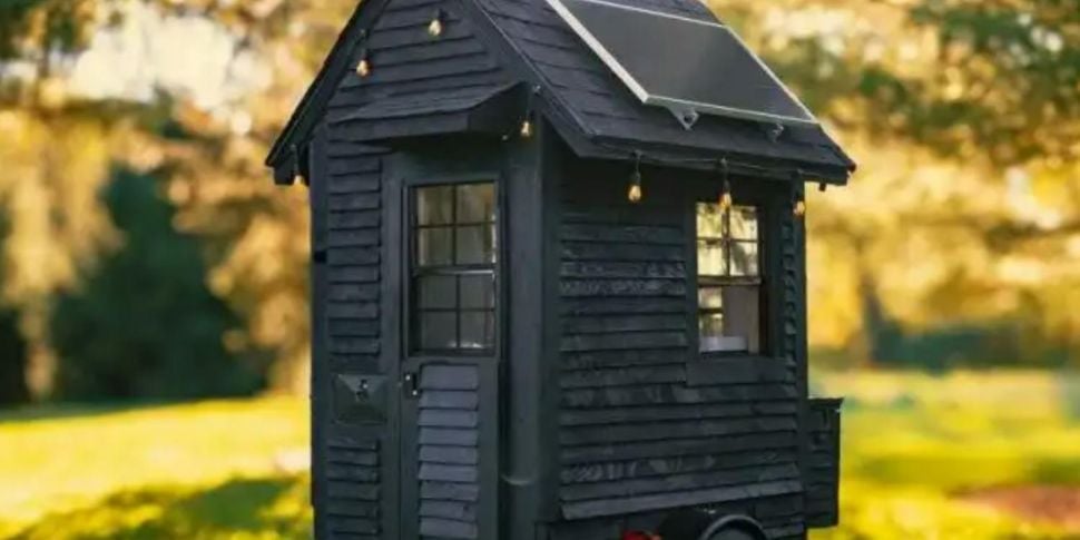 Man builds world’s smallest ho...