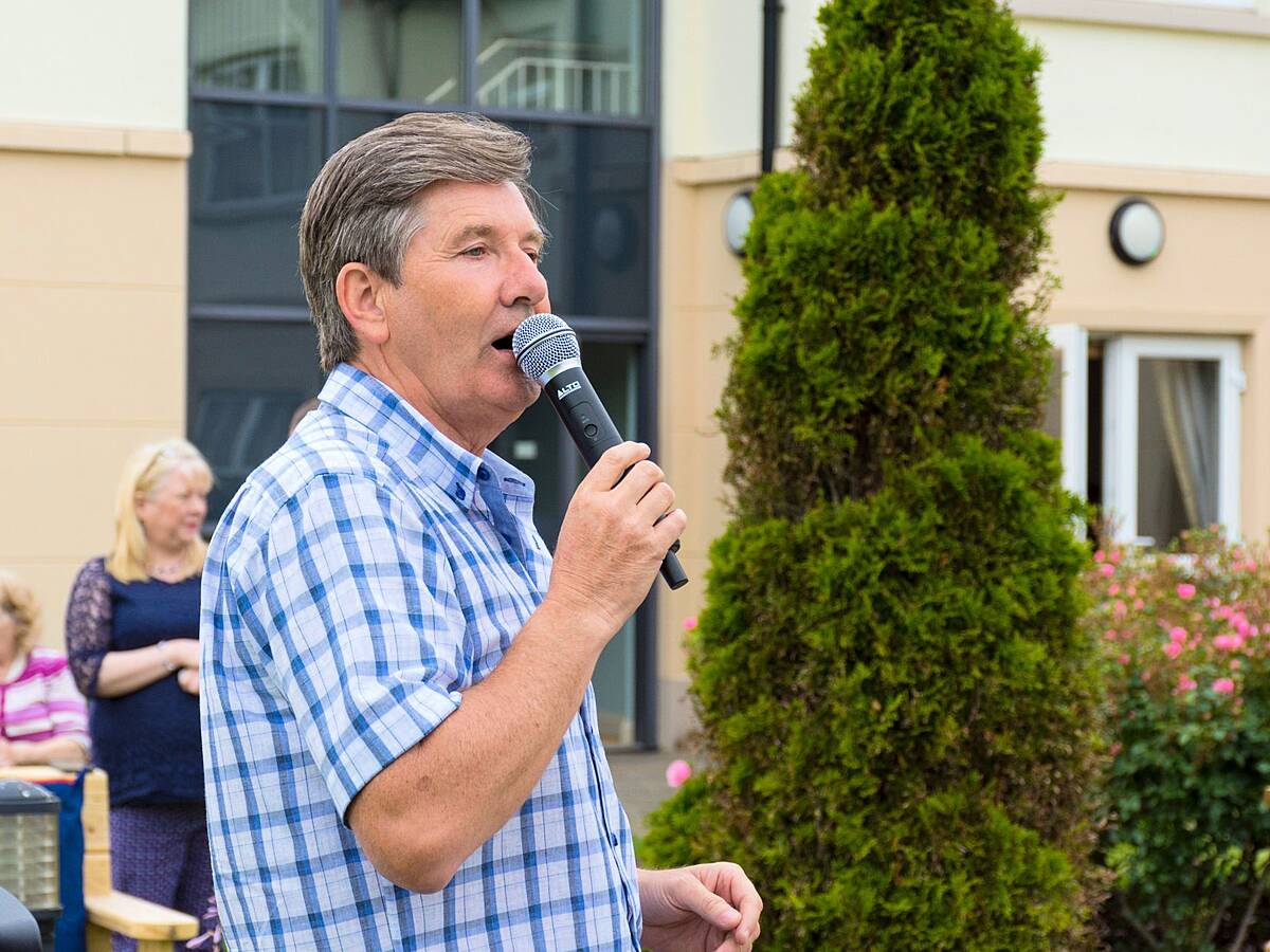 Daniel O'Donnell warns fans of Facebook scam using his image | Newstalk