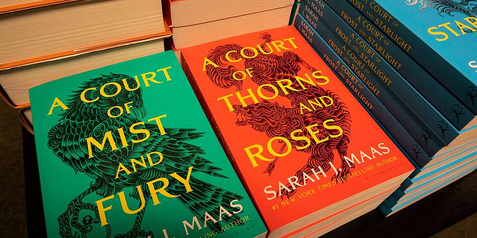 A Court of Thorns and Roses -...