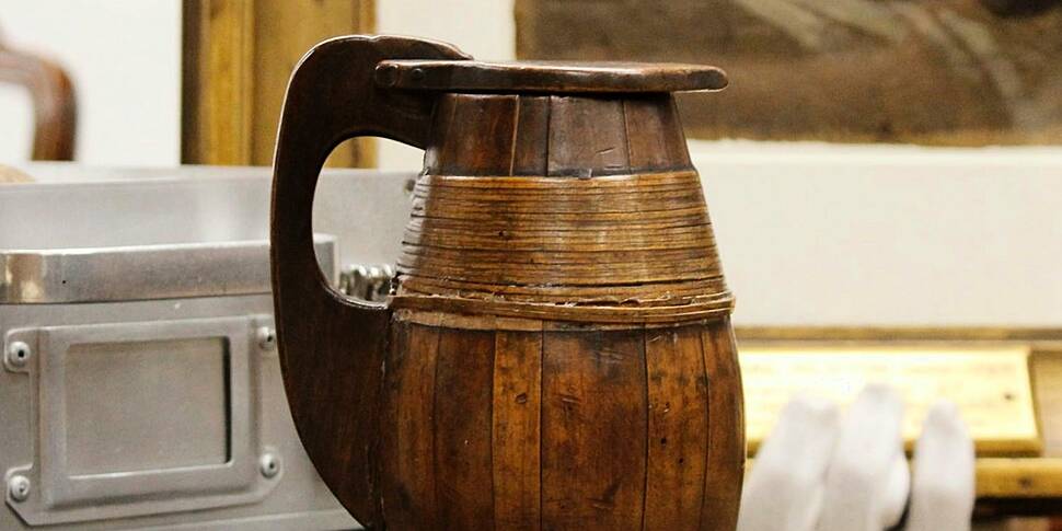 Isaac Newton’s beer mug goes o...