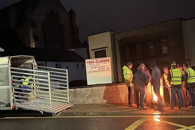Farmer protests continue outside Dunnes Stores Monaghan Town overnight