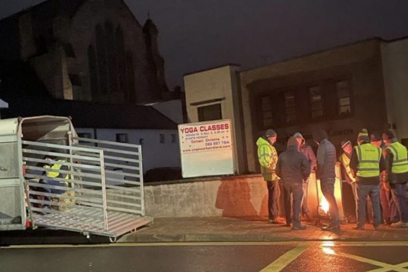 Farmer protests continue outside Dunnes Stores Monaghan Town overnight