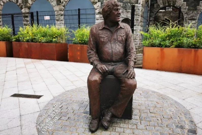 Benches and plants installed around Castleblayney's Big Tom statue