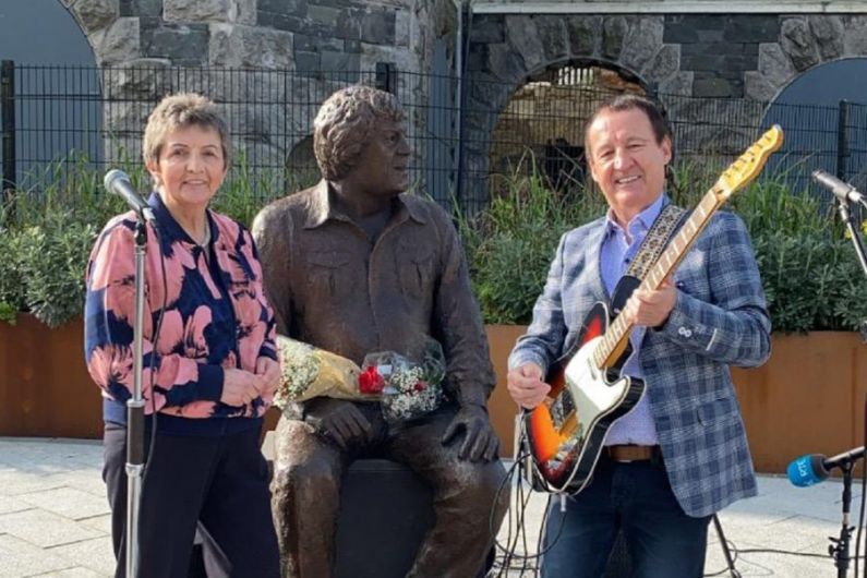 Margo and Declan Nerney busk in Castleblayney to call for supports for musicians