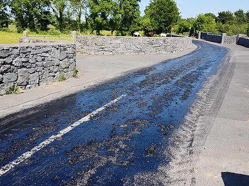 AA Roadwatch issue advise for motorists if they come across boiling tar on roads