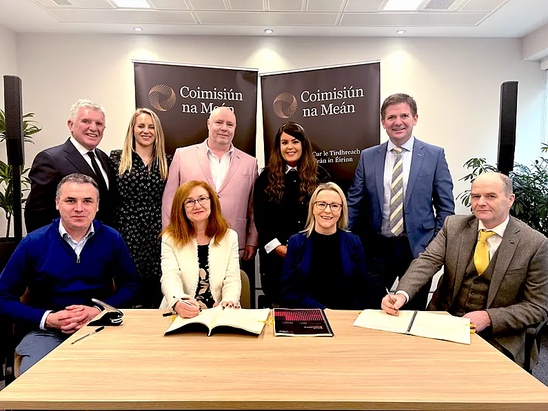 Ocean FM sign new 10-year contract with Comisiun na Mean