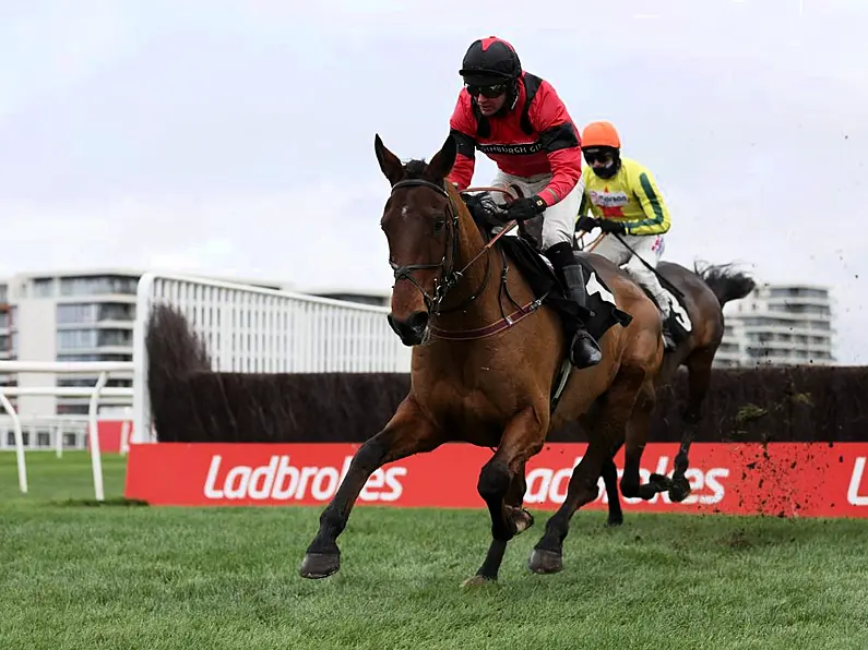 Derek Fox eases to Aintree victory