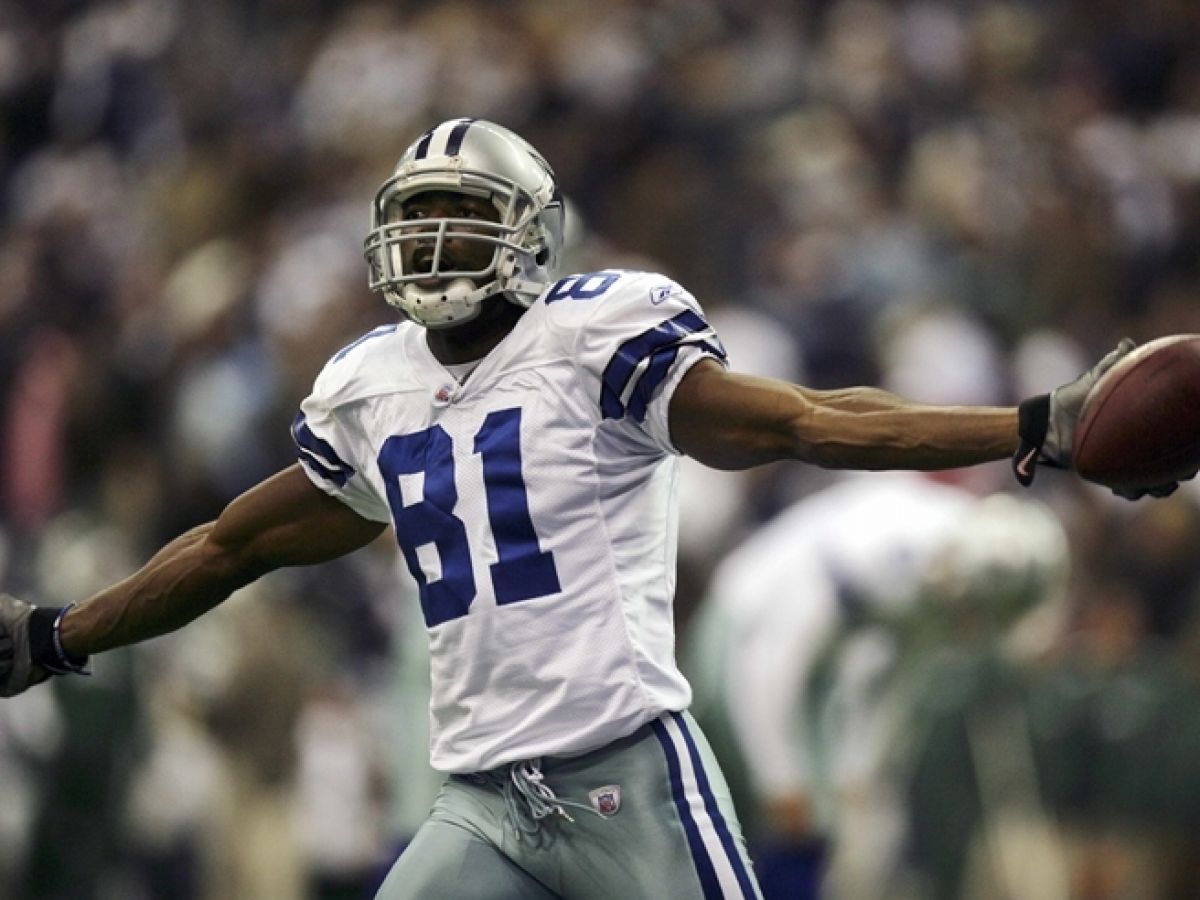 Terrell Owens tells the Eagles he's available to play WR