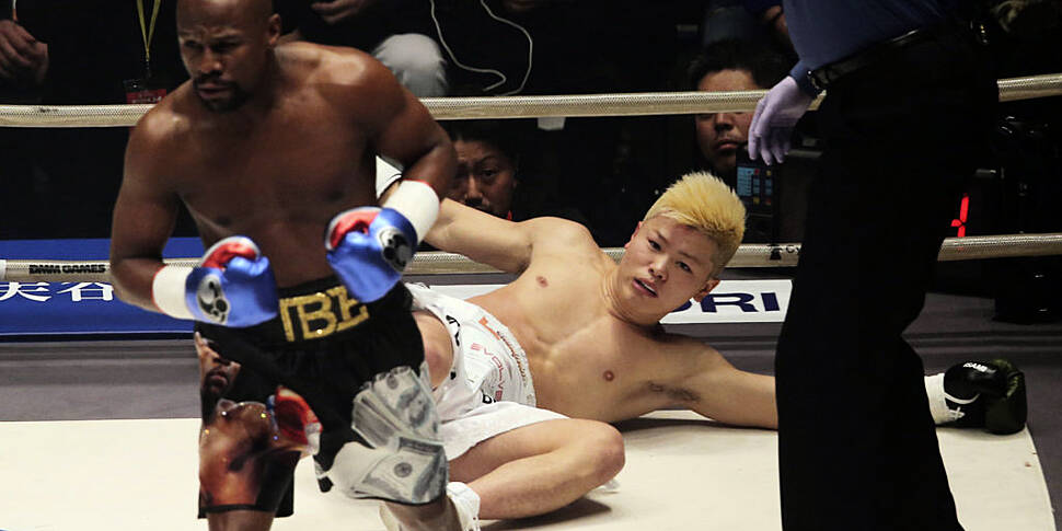 Floyd Mayweather stops Tenshin...