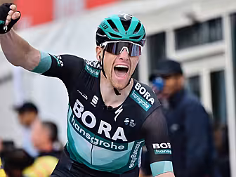 Sam Bennett wins stage 3 of Vu...