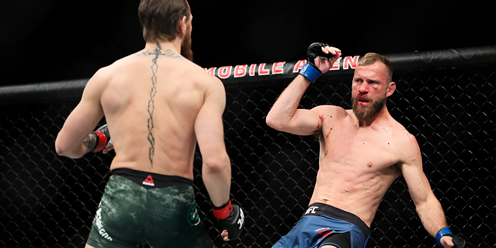 Conor McGregor beats Cowboy Ce...