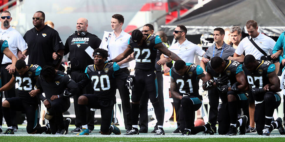 NFL players' uniforms to honou...