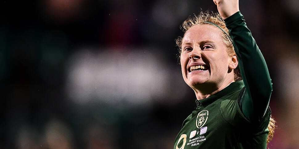 Amber Barrett extends German s...