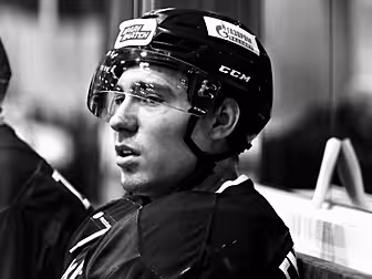 Ice hockey player dies after b...
