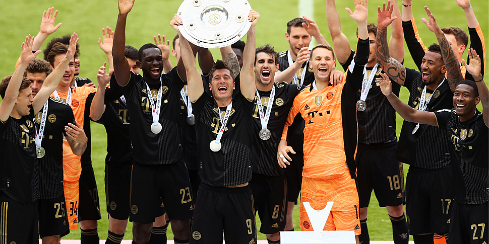 WATCH | Robert Lewandowski mak...
