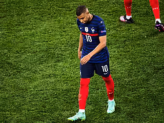 'Mbappe's lonely walk illustra...