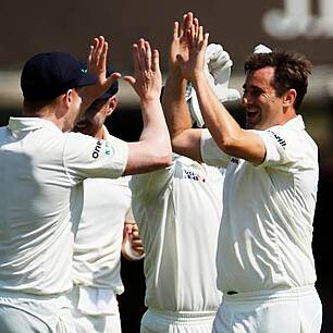 Irish cricketers light-up Lord...
