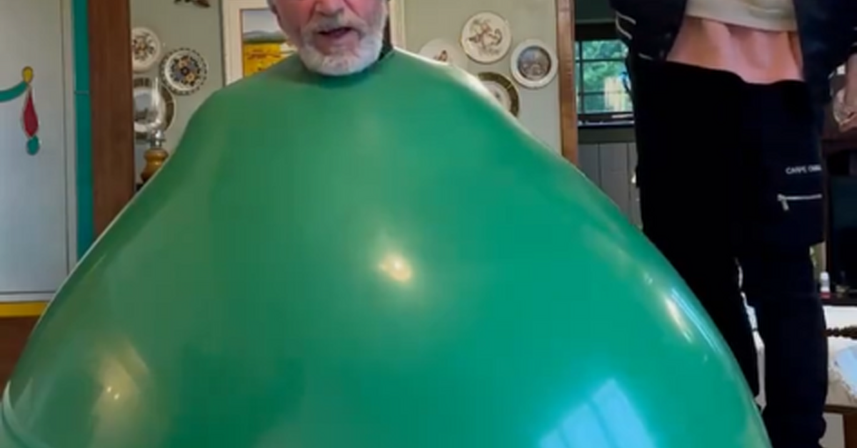Tadhg Fleming puts his dad in a giant balloon and scores another media hit - Vimarsana News