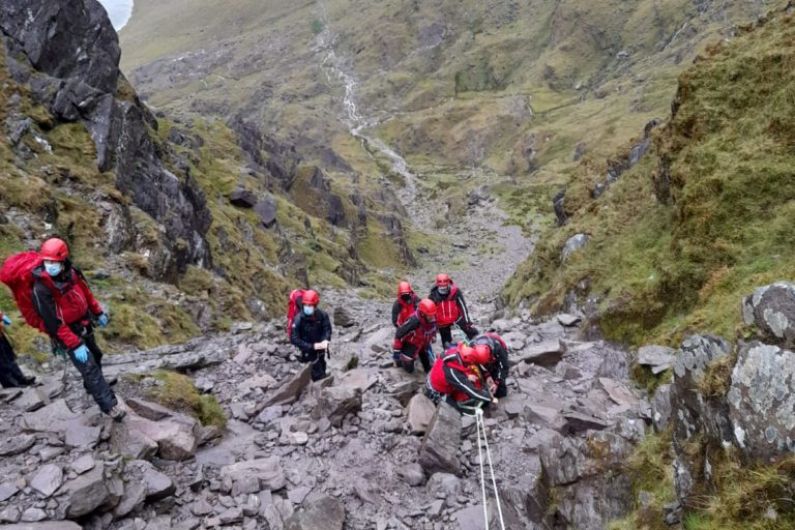Five people rescued from Carrauntoohil
