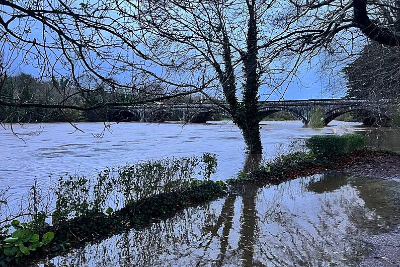 Garda&iacute; and council urging motorists to avoid Listowel town centre&nbsp;due to River Feale flooding