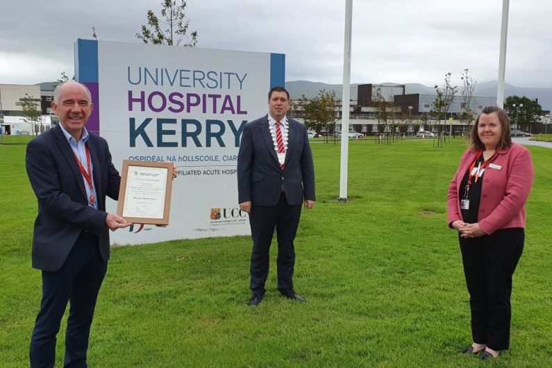 Kelleher presents 'Cathaoirleach's Acknowledgement' to frontline workers