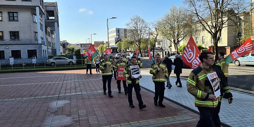 Firefighters agree not to esca...