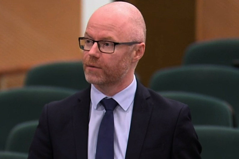 Health minister urges hospitality sector to check for covid certs