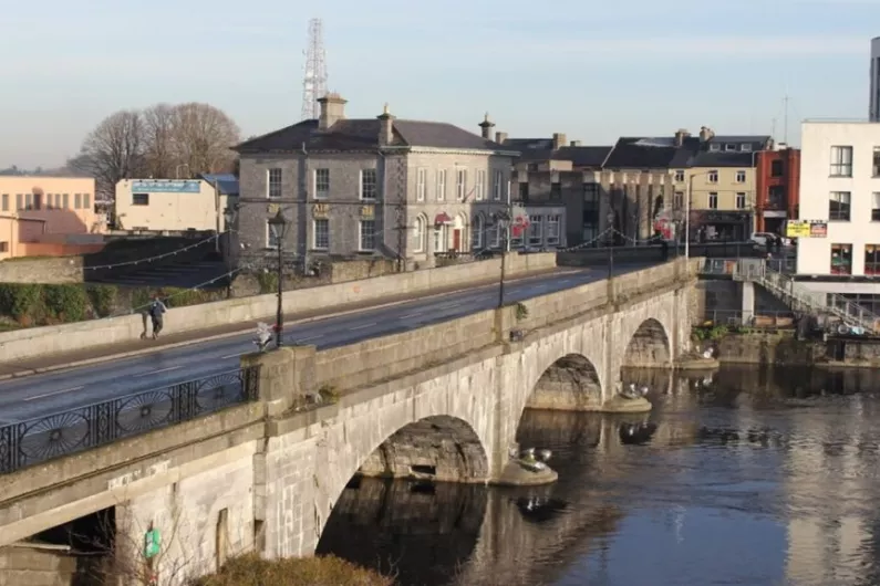 Work is expected to begin on an new cyclist and pedestrian bridge over the River Shannon in Athlone in the summer.