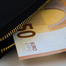 Who should be entitled to the frontline pandemic bonus? Image