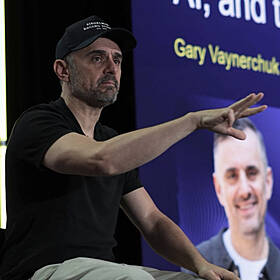 The Entrepreneur’s Edge in the AI & Social Media Era | RightNOW 2025 Keynote PART 1 Image