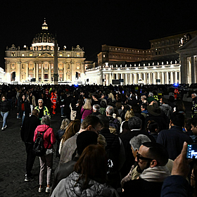 Crowds are gathering ahead of tomorrow’s funeral of Pope Francis Image