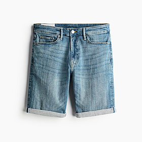 Is it ever okay to wear shorts in the office? Image
