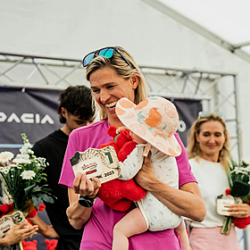 The ultra marathon runner who stopped to breastfeed! Image