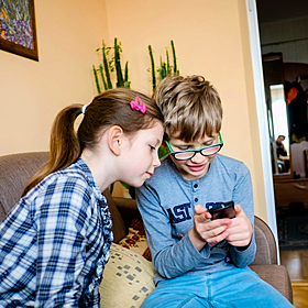 The town that banned smartphones until you turn 14 Image