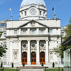 Sean Defoe hands out his Dáil star awards! Image