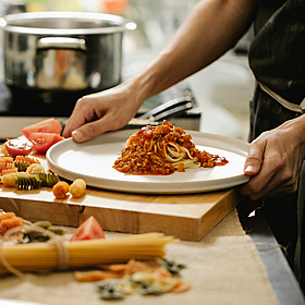 Why are people choosing to have dinner early? Image