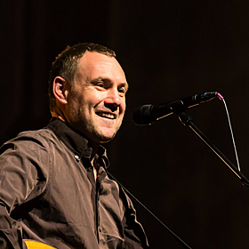 Why is the bar closed for David Gray’s concert? Image