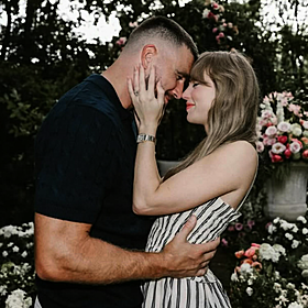 Taylor Swift and Travis Kelce announce their engagement! Image