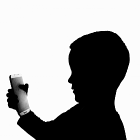 Children want to spend less time on phones - but can’t Image