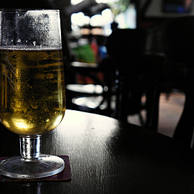 Palestinian activist confronts Israeli man at a hotel bar Image