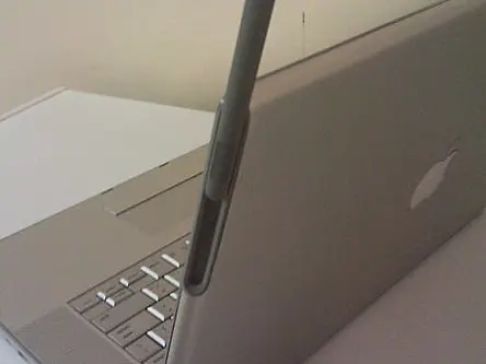 Uproar at Apple over 3G MacBook bought on Craigslist