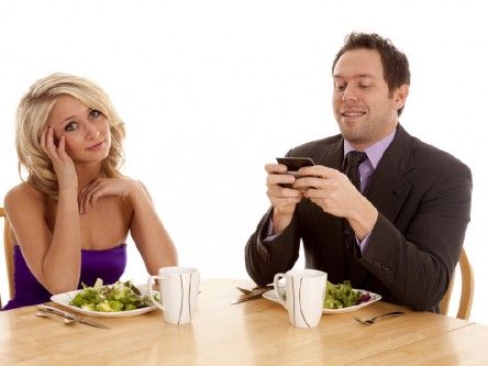 Tweeting or updating Facebook status is fine during a date, survey reveals