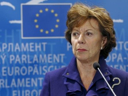 Neelie Kroes wants to end mobile roaming in Europe by Easter 2014