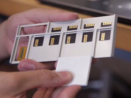 World gets first glimpse of working build-it-yourself phone