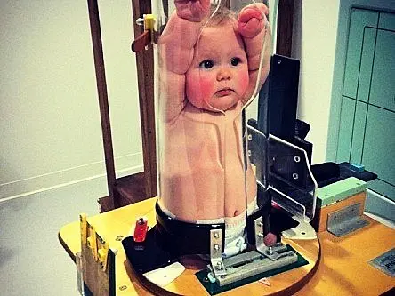 ‘Baby in a test tube’ photo freaks out internet