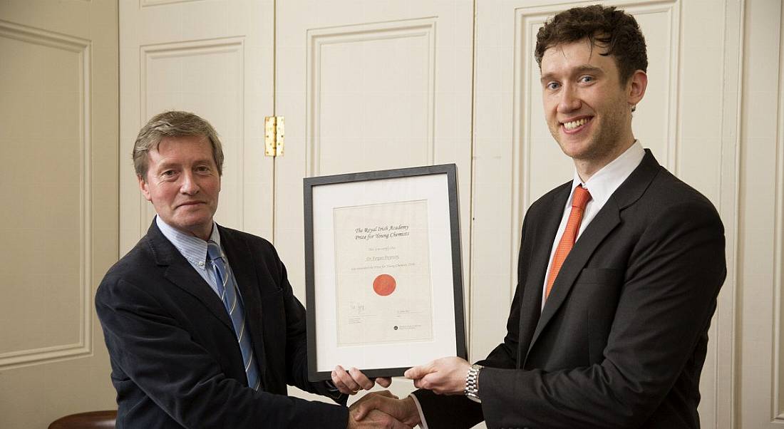 Dr Fergus Poynton receives the Young Chemist Prize 2016 from RIA science secretary Prof Pat Guiry. Image: Johnny Bambury