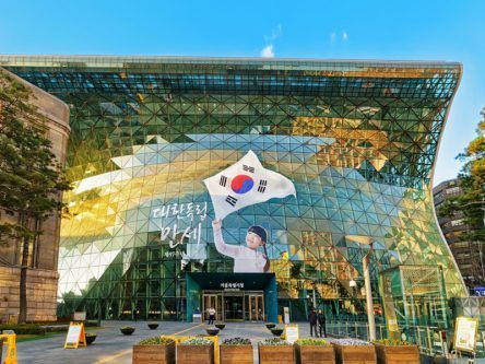 Samsung chief facing arrest in South Korea bribery investigation