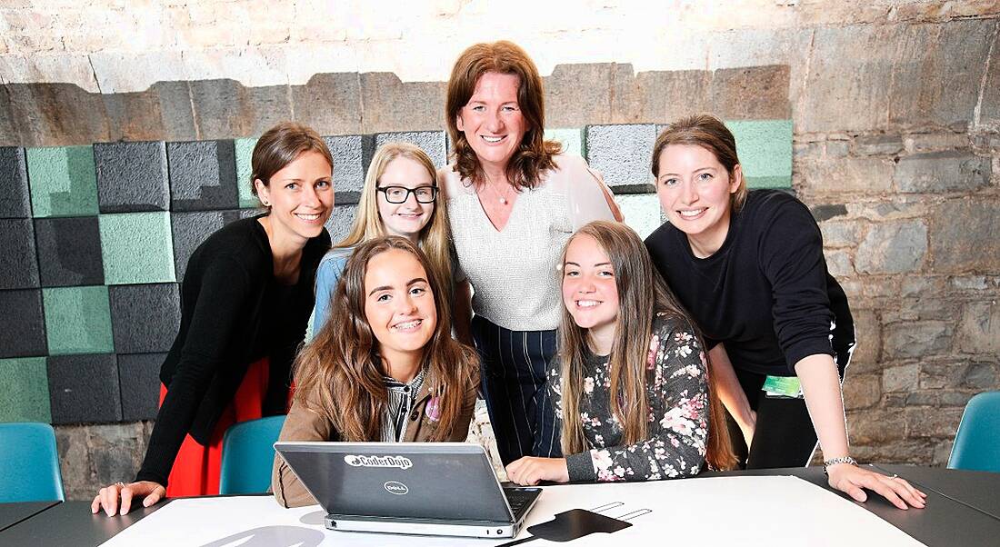 teen-turn students and mentors smiling in front of laptop