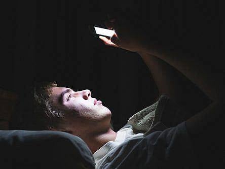 Study finds screen time before bed has little impact on teen mental health